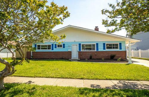 Cozy Bay Cottage Private Yard Blocks From Beach!