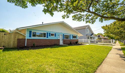Cozy Bay Cottage Private Yard Blocks From Beach!