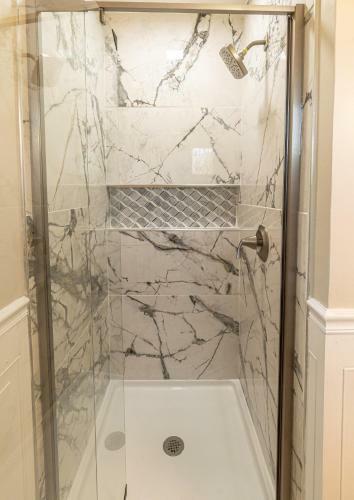 Cozy Bay Cottage Private Yard Blocks From Beach!