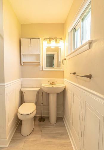 Cozy Bay Cottage Private Yard Blocks From Beach!