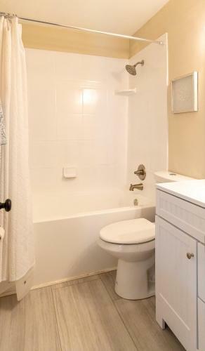 Cozy Bay Cottage Private Yard Blocks From Beach!