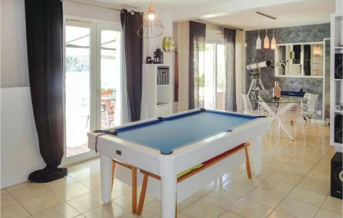 Four-bedroom Holiday Home In Montblanc