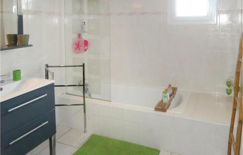 Four-bedroom Holiday Home In Montblanc