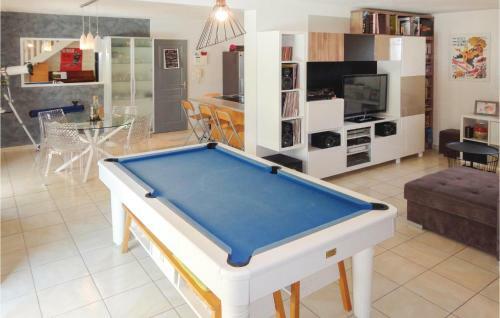 Four-bedroom Holiday Home In Montblanc