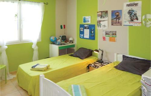 Four-bedroom Holiday Home In Montblanc