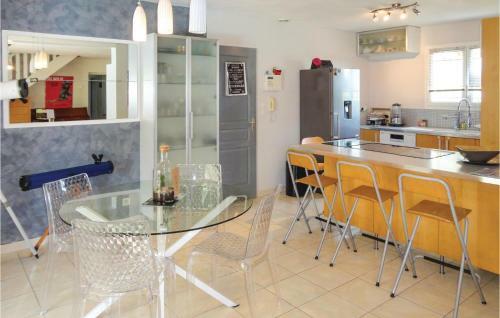 Four-bedroom Holiday Home In Montblanc