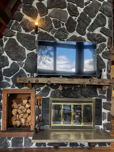 Spacious Riverside A-frame Cabin W/ Mt Baker Views