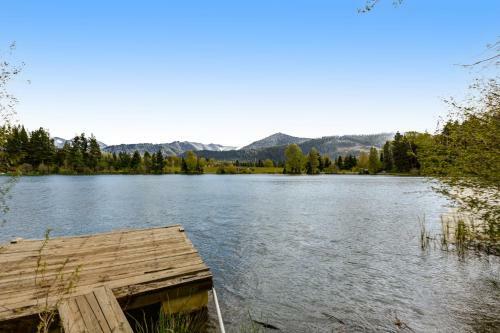 Riverfront Retreat At Lavender Lake