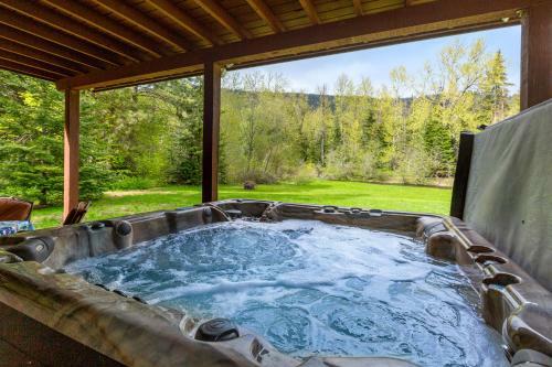 Riverfront Retreat At Lavender Lake
