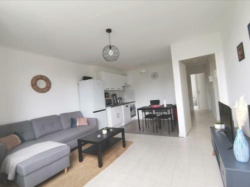 Apartamento * 3bedrooms, 2free Parking, Wifi, Tram 8min *