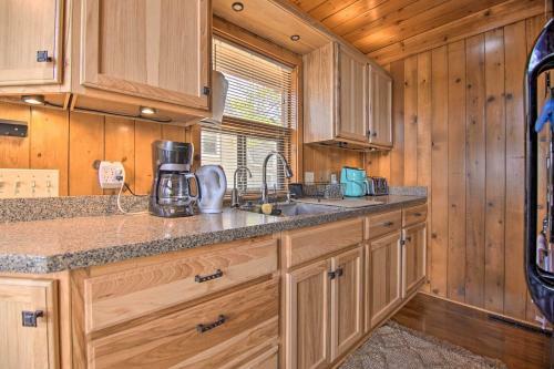 Serene Lakefront Escape Boat Dock And Grill!