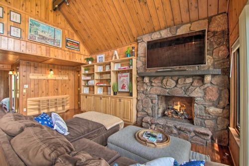 Serene Lakefront Escape Boat Dock And Grill!