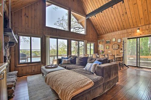 Serene Lakefront Escape Boat Dock And Grill!