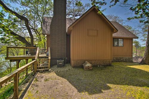 Serene Lakefront Escape Boat Dock And Grill!