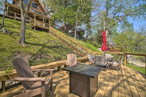 Serene Lakefront Escape Boat Dock And Grill!