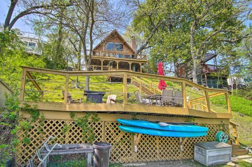 Serene Lakefront Escape Boat Dock And Grill!