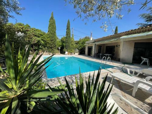 Villa Avec Piscine Sur Les Hauts De N�mes