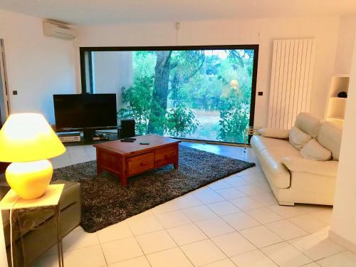 Villa Avec Piscine Sur Les Hauts De N�mes