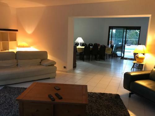 Villa Avec Piscine Sur Les Hauts De N�mes
