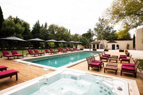 Hostal L'insoup�onn�e Saint R�my De Provence