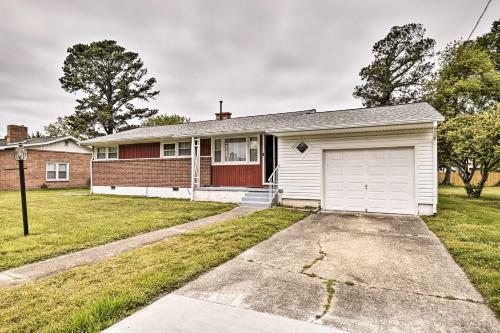 Updated Hampton Home With Yard Less Than 2 Mi To Beach!