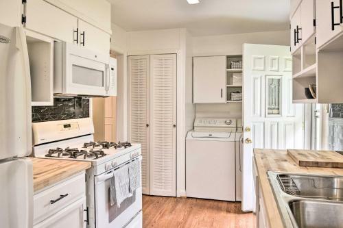 Updated Hampton Home With Yard Less Than 2 Mi To Beach!