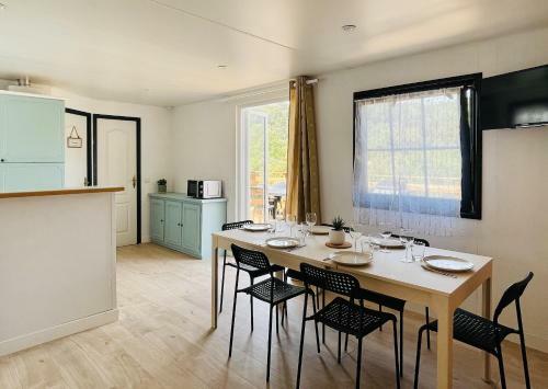 Charmant Chalet Avec Terrasse Et Acc�s Piscine.