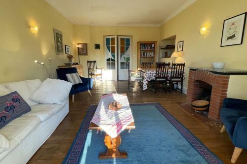 Spacious 2 Bedroom Apartment In Historic Building