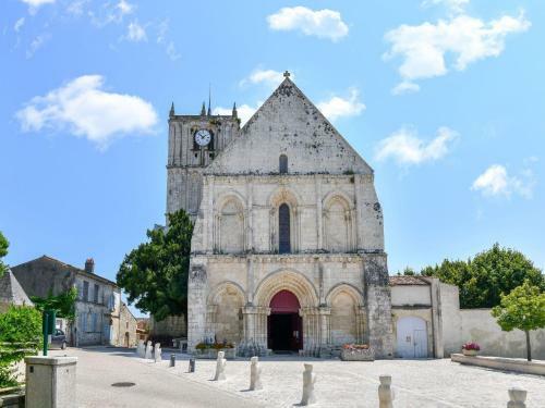 Simplistic Holiday Home In Saint-savinien With Garden
