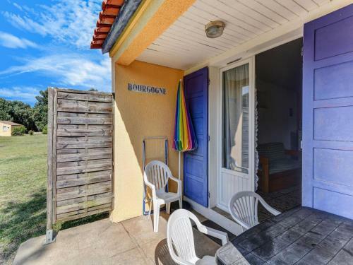 Simplistic Holiday Home In Saint-savinien With Garden