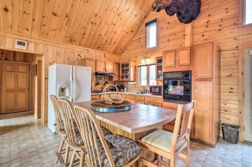 Family-friendly Troy Getaway With Furnished Deck!