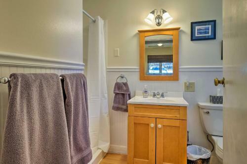 Picturesque Cottage With Sunroom On Ashmere Lake!