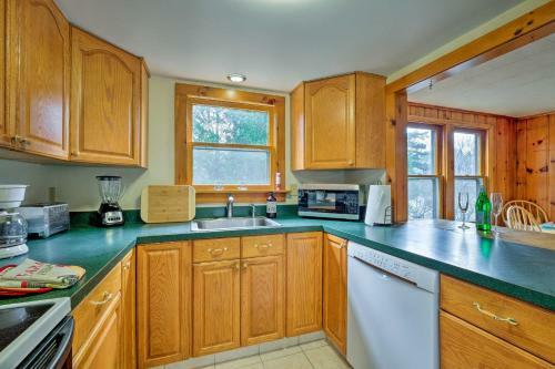 Picturesque Cottage With Sunroom On Ashmere Lake!
