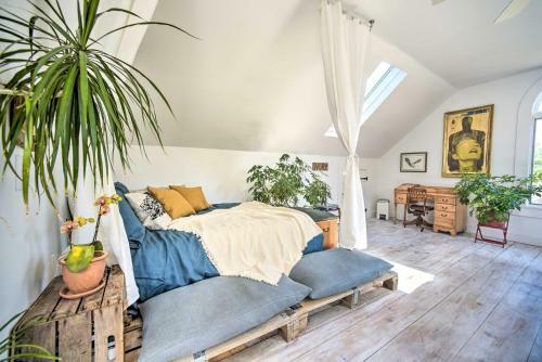 Serene Great Barrington Cottage With Fire Pit!