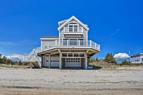 Sunny Beach House Getaway - Steps From Water!