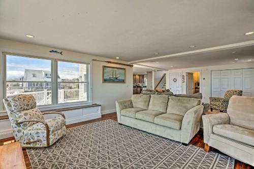 Sunny Beach House Getaway - Steps From Water!
