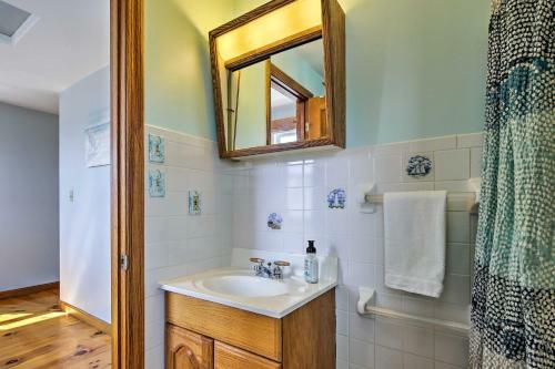 Oceanfront Cape Cod Home With Porch, Yard And Grill!