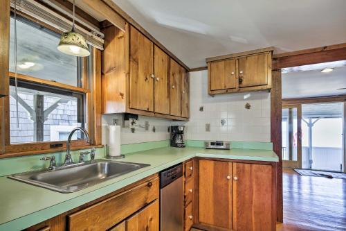 Oceanfront Cape Cod Home With Porch, Yard And Grill!