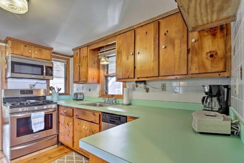 Oceanfront Cape Cod Home With Porch, Yard And Grill!