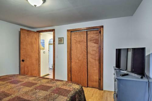 Cedar Home With Deck And Grill - Mins To Lakes!