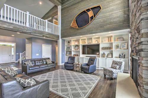 Luxe Lakefront Escape With 4 Kayaks, Hot Tub, Beach!