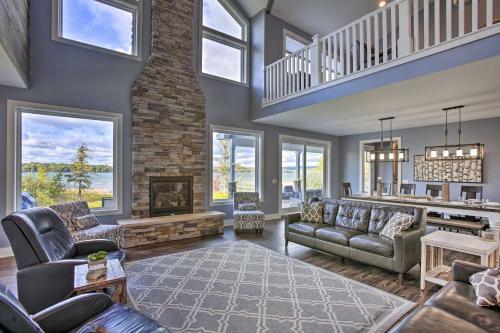 Luxe Lakefront Escape With 4 Kayaks, Hot Tub, Beach!