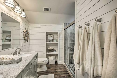 Luxe Lakefront Escape With 4 Kayaks, Hot Tub, Beach!