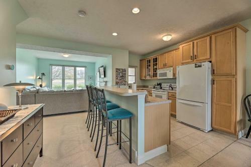 Apartamento Manistee Condo With Deck 300 Ft To Beachfront!