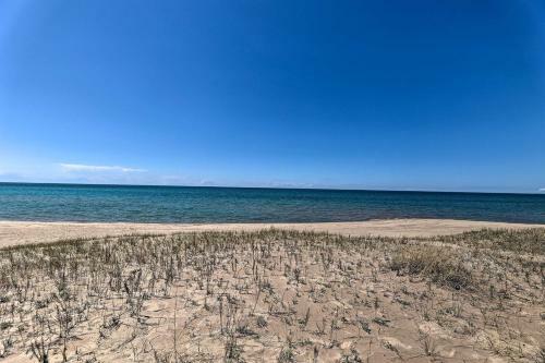 Apartamento Manistee Condo With Deck 300 Ft To Beachfront!