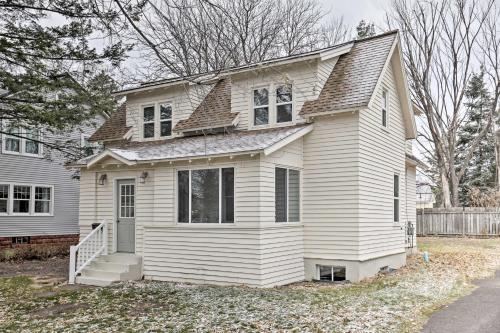Charming Home Less Than One Block To Lake Superior!