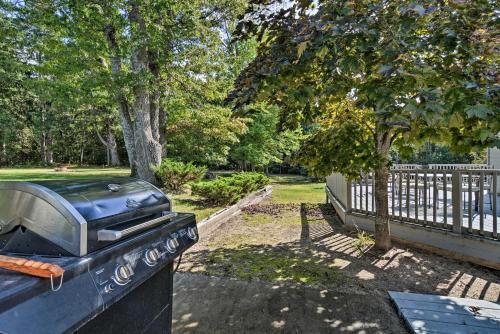 Roscommon Home With Deck, 7 Mi To Higgins Lake!