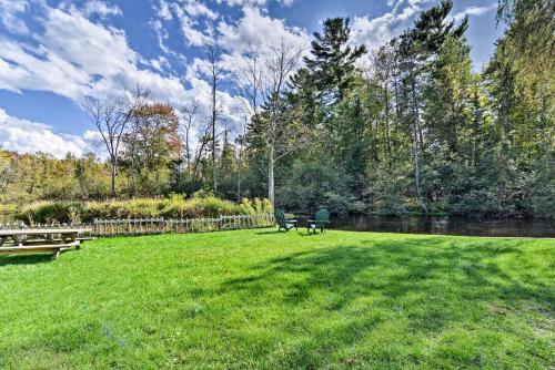 Roscommon Home With Deck, 7 Mi To Higgins Lake!