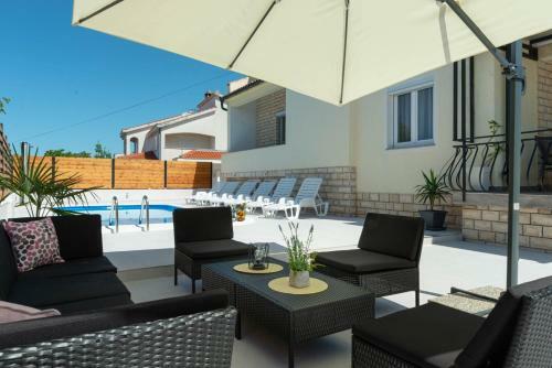 Crowonder Villa Marieta With Swimming Pool
