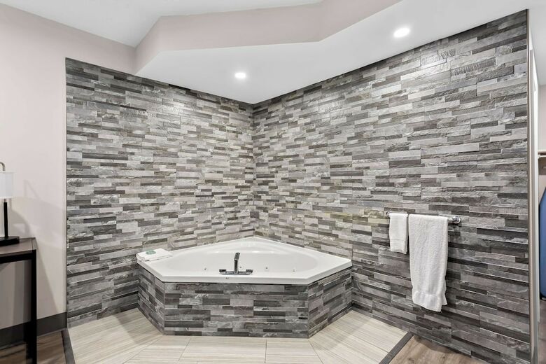 Howard Johnson Plaza Hotel Windsor